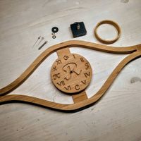 Entstehung individueller Massivholz-Uhr in Wildeiche