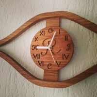 Personalisierte Massivholz-Uhr in Augenform aus Wildeiche