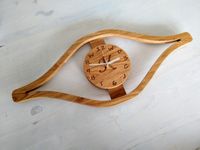 Personalisierte Massivholz-Uhr in Augenform aus Wildeiche